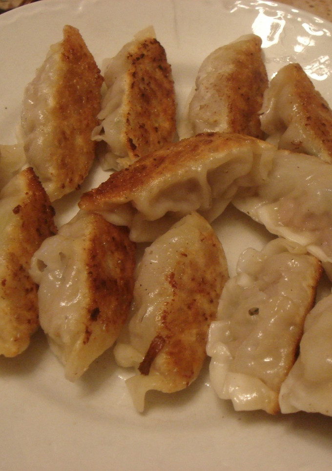 Una foto de Gyoza al estilo japonés (empanadilla japonesa)