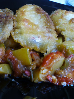 Una foto de Salmonetes fritos con pisto de hortalizas