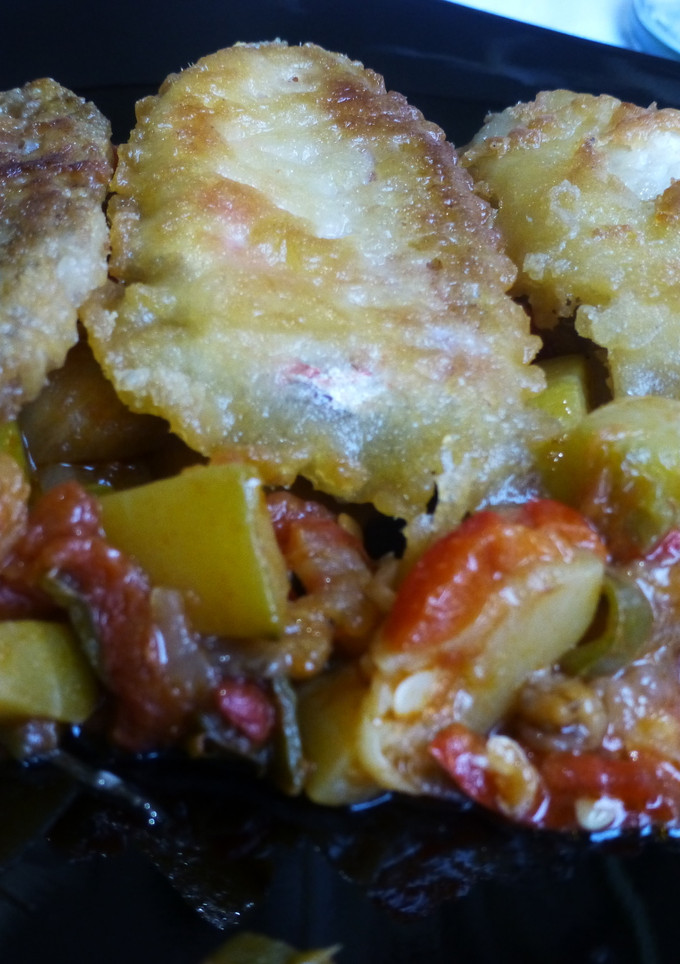 Una foto de Salmonetes fritos con pisto de hortalizas