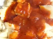 Una foto de ravioli con tuco