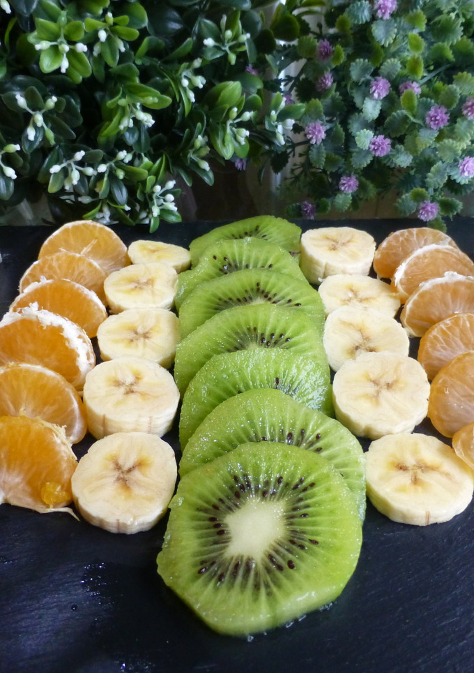 Una foto de Frutas naturales con jamón de pavo