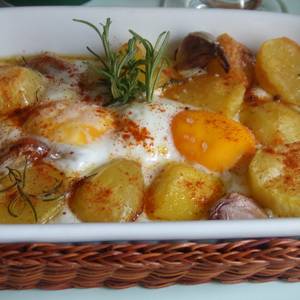 Patatas horneadas con huevos y ajos