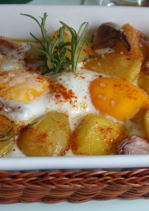 Una foto de Patatas horneadas con huevos y ajos