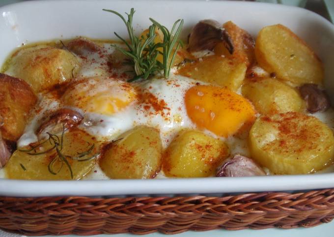 Foto principal de Patatas horneadas con huevos y ajos
