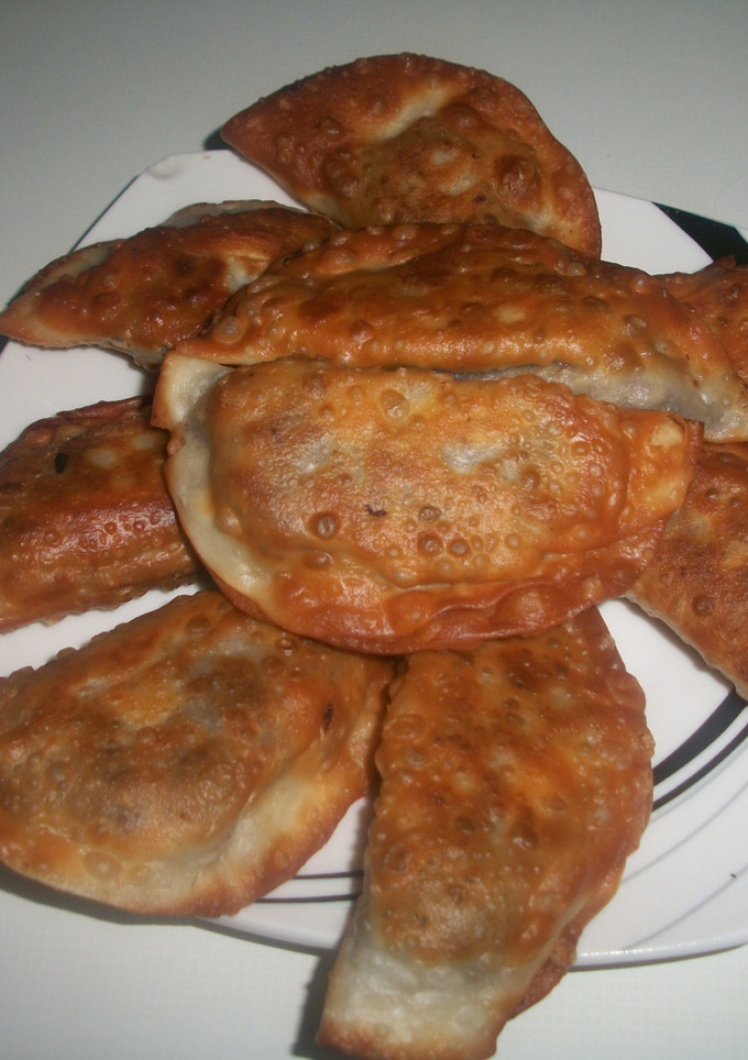 Una foto de Empanadillas fritas de morcilla, huevo y piñones
