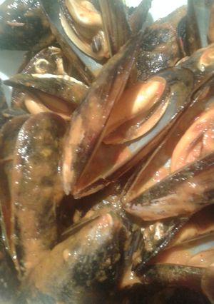 Una foto de Mejillones en salsa de tomate picante