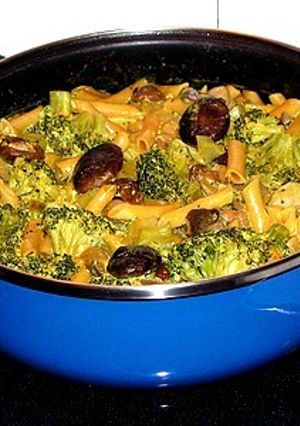 Una foto de Macarrones con setas y brócoli