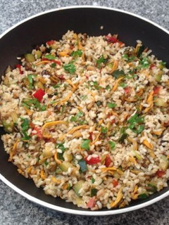Una foto de Arroz integral con verduras y setas