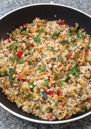 Una foto de Arroz integral con verduras y setas