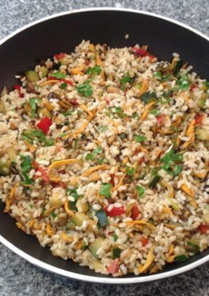 Una foto de Arroz integral con verduras y setas