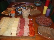 Una foto de tabla de quesos de españa