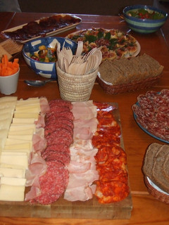 Una foto de Tabla de embutidos ibéricos y quesos especiales