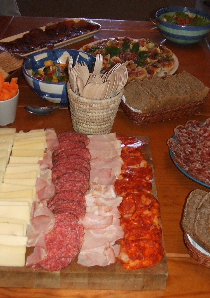 Una foto de Tabla de embutidos ibéricos y quesos especiales