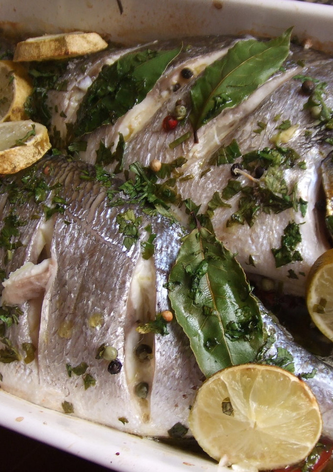 Una foto de Doradas al horno sobre colchón de cebolla caramelizada