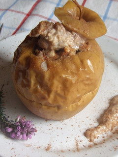 Una foto de Manzanas horneadas al vino con relleno de leche evaporada y arándanos