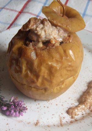 Una foto de Manzanas horneadas al vino con relleno de leche evaporada y arándanos