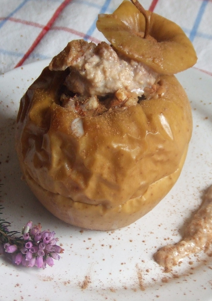 Una foto de Manzanas horneadas al vino con relleno de leche evaporada y arándanos