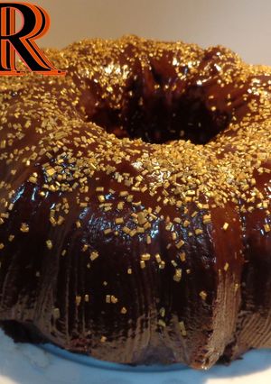 Una foto de Bundt cake de chocolate