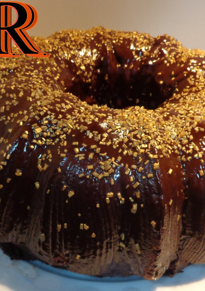 Una foto de Bundt cake de chocolate