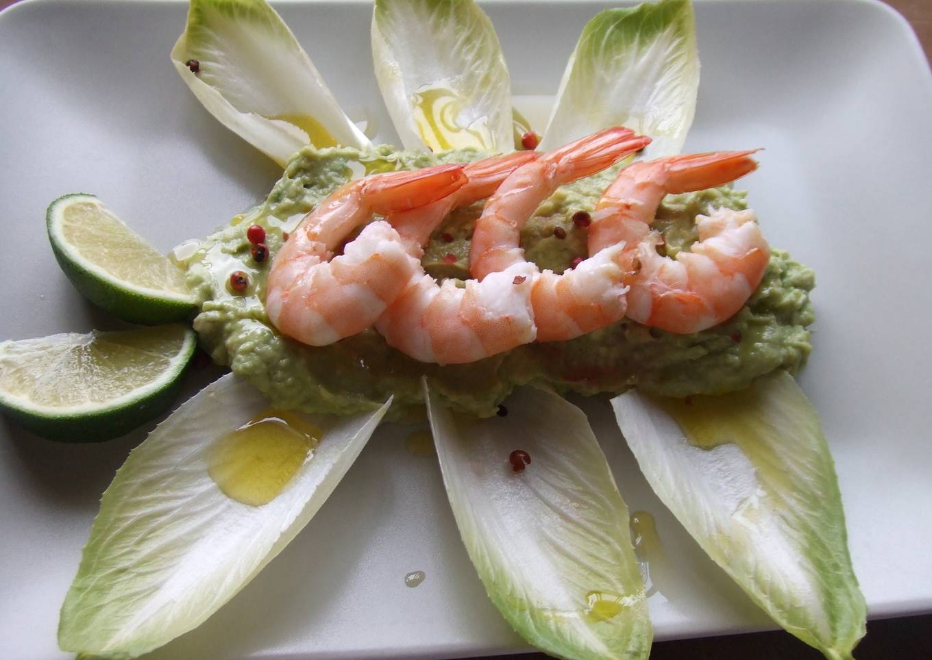 Langostinos sobre puré de aguacate con lima<br />