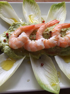 Una foto de Langostinos sobre puré de aguacate con lima