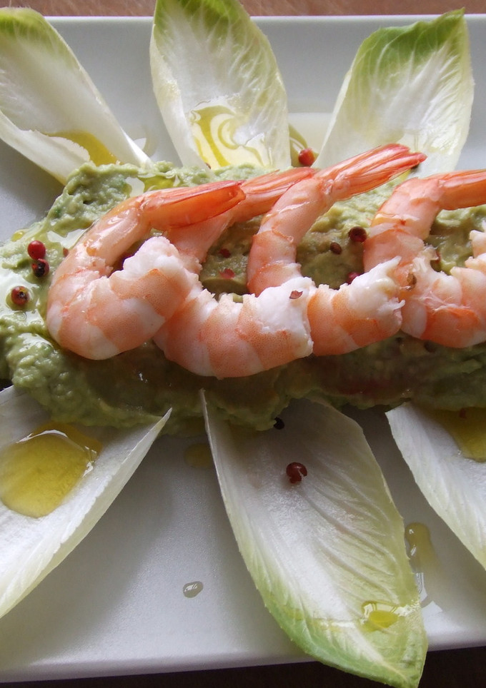 Una foto de Langostinos sobre puré de aguacate con lima