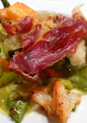 Una foto de Menestra de verdura con langostinos