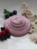 Mousse de frutos rojos con muesli de coco y bayas