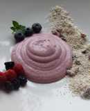 Mousse de frutos rojos con muesli de coco y bayas