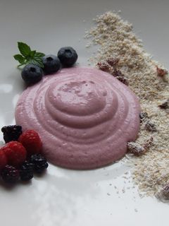 Una foto de Mousse de frutos rojos con muesli de coco y bayas