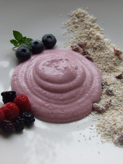 Una foto de Mousse de frutos rojos con muesli de coco y bayas