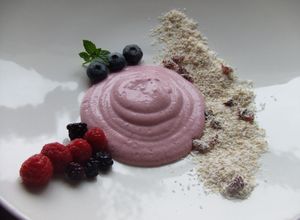 Foto principal de Mousse de frutos rojos con muesli de coco y bayas