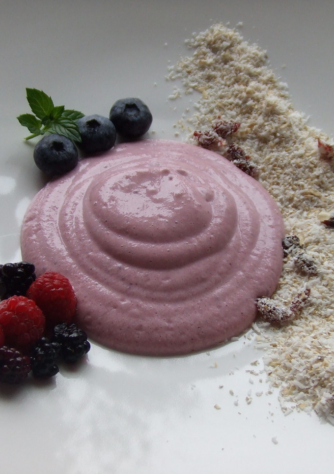 Una foto de Mousse de frutos rojos con muesli de coco y bayas
