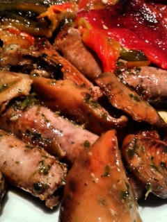 Una foto de Longaniza con robellones y pimientos