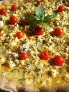 Foto principal de Tarta de cebollas dulces, queso de cabra y tomatitos con semillas de amapola