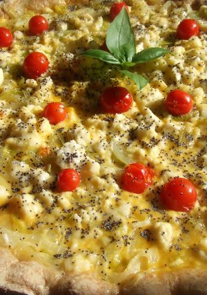 Una foto de Tarta de cebollas dulces, queso de cabra y tomatitos con semillas de amapola