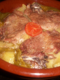 Una foto de Chuletas de aguja de cerdo con pimientos verdes al horno