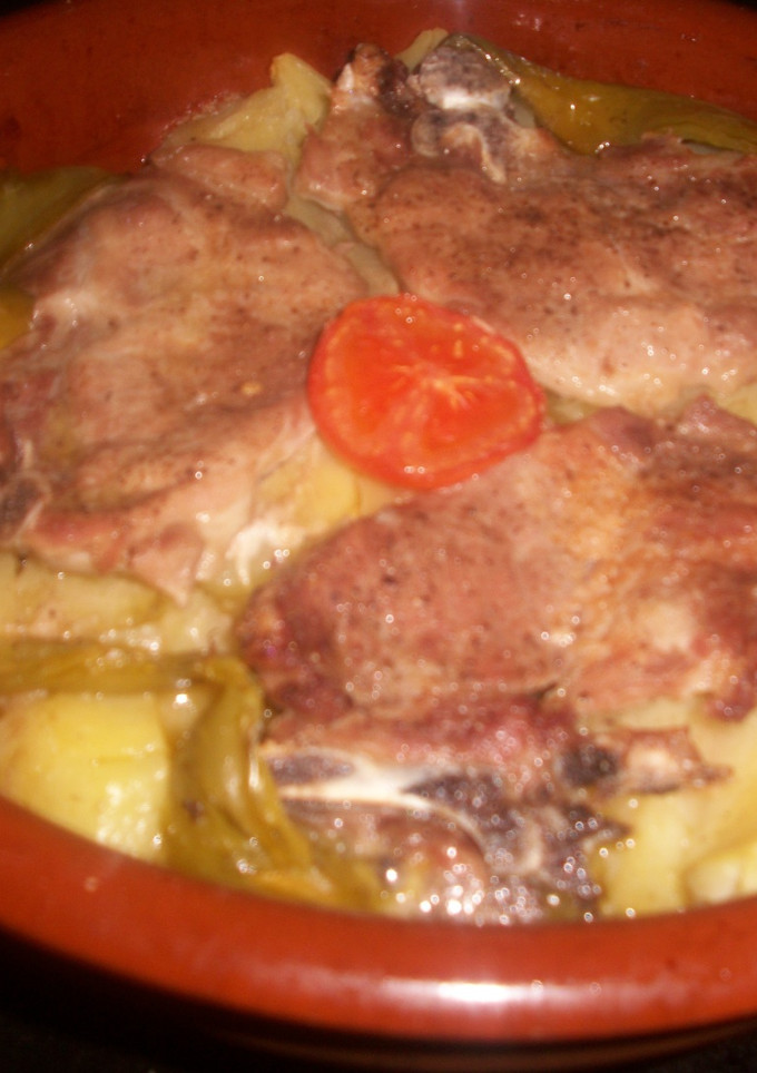 Una foto de Chuletas de aguja de cerdo con pimientos verdes al horno