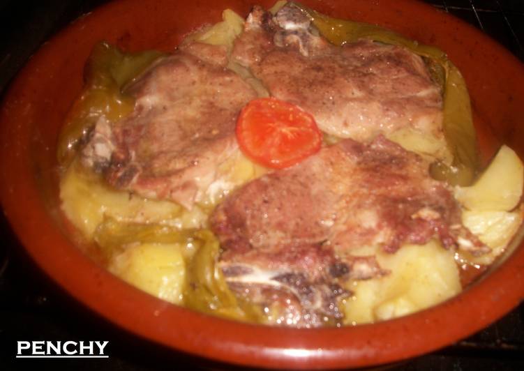 Chuletas de aguja de cerdo con pimientos verdes al horno