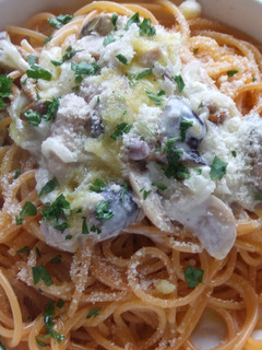 Una foto de Spaghetti al peperoncino con salsa de setas variadas