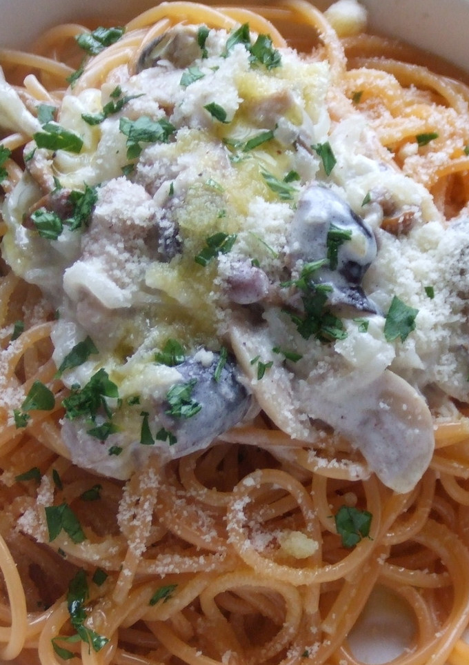 Una foto de Spaghetti al peperoncino con salsa de setas variadas