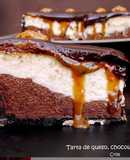 Tarta de queso y chocolate con salsa de caramelo