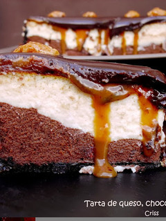 Una foto de Tarta de queso y chocolate con salsa de caramelo