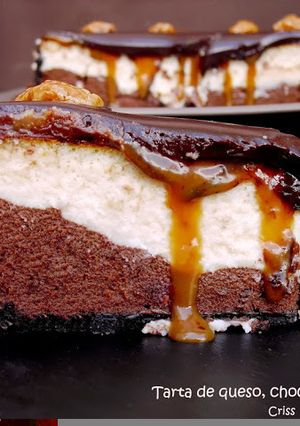 Una foto de Tarta de queso y chocolate con salsa de caramelo