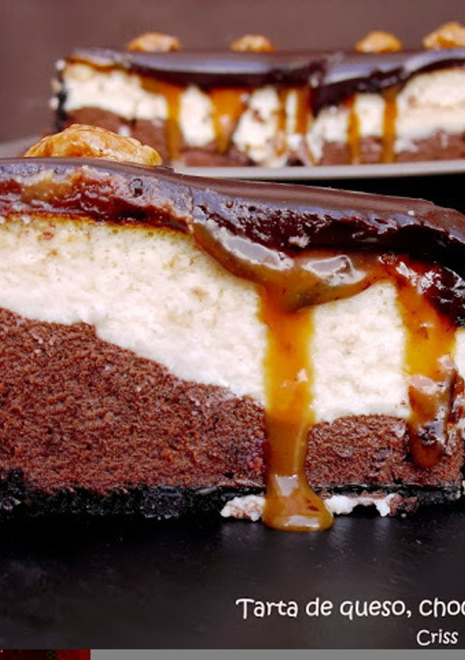 Una foto de Tarta de queso y chocolate con salsa de caramelo