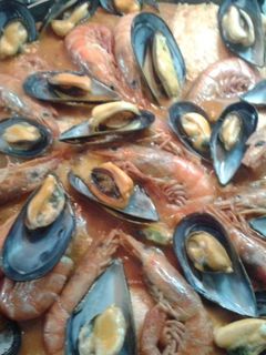 Una foto de Cazuela de salmón con mariscos