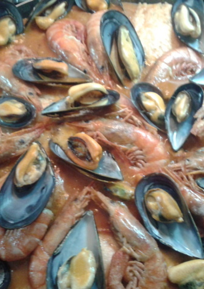 Una foto de Cazuela de salmón con mariscos