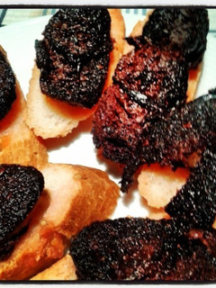 Una foto de Montadito de morcilla de Baza picante
