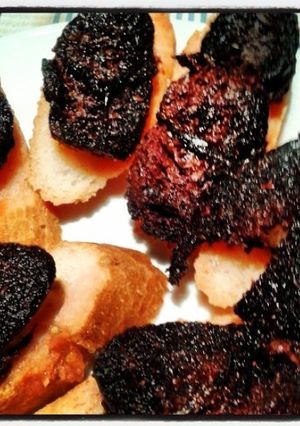 Una foto de Montadito de morcilla de Baza picante