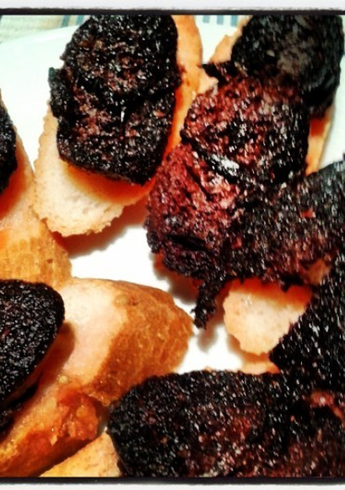 Una foto de Montadito de morcilla de Baza picante